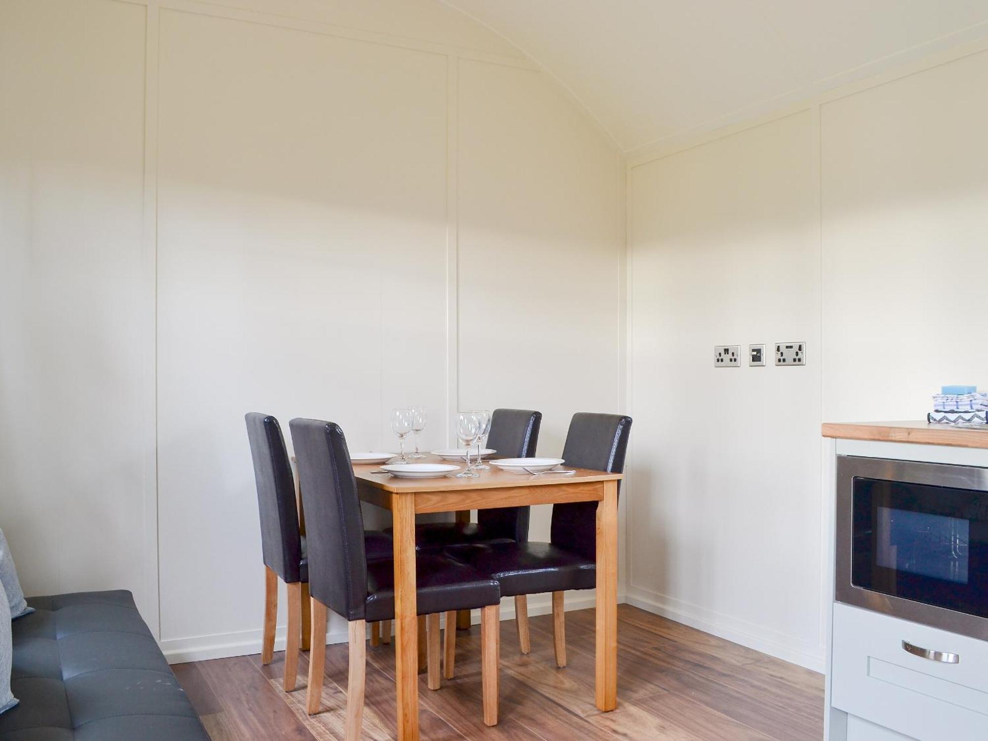 Checkers Cottage - Beaufort Estate Belladrum ภายนอก รูปภาพ